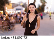 Smiling girl walks around old city district Barceloneta, pedestrian promenade embankment. Стоковое фото, фотограф Яков Филимонов / Фотобанк Лори
