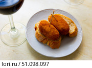 Hearty homemade food - crispy cutlets cooked in breadcrumbs, complemented with piece of bread. Стоковое фото, фотограф Яков Филимонов / Фотобанк Лори