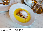 Popular confection is apple strudel with vanilla sauce. Стоковое фото, фотограф Яков Филимонов / Фотобанк Лори