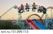 Enjoy the excitement of rides as the sun sets over the amusement park horizon. Стоковое AI-видео, аниматор Данила Большаков / Фотобанк Лори