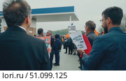 Crowd gathers to advocate against recent electoral changes in downtown during a spring afternoon. Стоковое AI-видео, аниматор Данила Большаков / Фотобанк Лори