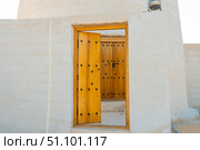 Ras Al Khaimah, UAE – 14.04.2025: The desert coastal town (ghost town) of Jazeera Al Hamra includes a fort, three schools, an open-air market and mosques nestled between hundreds of villas. Стоковое фото, фотограф Feruza Tashmetova / Фотобанк Лори