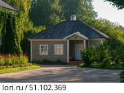 Pushkinskiye Gory, Pskov Oblast, Russia, August 29, 2024: View of the kitchen building on the territory of the Mikhailovskoye estate of the Pushkin Museum-Reserve on a sunny summer day. Редакционное фото, фотограф Ula Ulachka / Фотобанк Лори