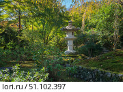 Stone Lantern (ishi-dore) in the Japanese garden of the Tenryu-ji Buddhist Temple on a sunny autumn day, Kyoto, Ukyo Ward, Japan. Стоковое фото, фотограф Ula Ulachka / Фотобанк Лори