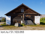 Амбар для хранения гребных судов, 1841 год. Объект культурного наследия федерального значения № 291810004552006. Архангельская область,  Приморский район, пос. Соловецкий, ул. Приморская, д. 4, корп.1. Стоковое фото, фотограф Александр Селезнев / Фотобанк Лори