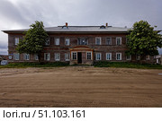 Корпус Никольский, 1896-1897 года. Архитектор: Василий Георгиевич Вуколов.  Выявленный памятник архитектуры регионального значения № 2910166000. Архангельская область, Соловецкий район, поселок Соловецкий, улица Сивко, дом 1. Стоковое фото, фотограф Александр Селезнев / Фотобанк Лори