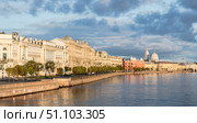 Санкт Петербург. Набережная Макарова солнечным утром. Август 2025. Стоковое фото, фотограф Юрий Кирсанов / Фотобанк Лори
