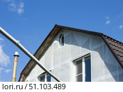 Утепление собственного дома и обшивка сайдингом. Insulation of your own house and siding. Стоковое фото, фотограф Роман Лукьянов / Фотобанк Лори