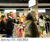 A busy subway escalator with people walking around. Russia. Mosca. 17.08.25. Редакционное фото, фотограф Ярославский Максим / Фотобанк Лори