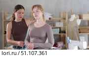 Female dressmaker taking measurements from client in sewing studio. Стоковое видео, видеограф Яков Филимонов / Фотобанк Лори