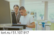 Student helps a classmate with writing a thesis. Стоковое видео, видеограф Яков Филимонов / Фотобанк Лори