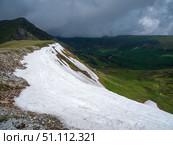 Snowy ledge. Natural landscape with mountains. Стоковое фото, фотограф Саблин Станислав / Фотобанк Лори