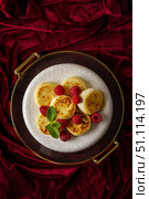 cottage cheese pancakes with raspberries on red velvet. Стоковое фото, фотограф Julia Lavleis / Фотобанк Лори