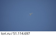 Jet fighter flying at high altitude in clear sky. Стоковое видео, видеограф Данил Руденко / Фотобанк Лори