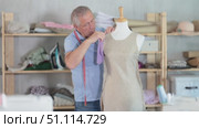 Man tailor adjusts clothes on mannequin. Стоковое видео, видеограф Яков Филимонов / Фотобанк Лори