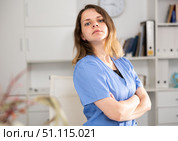 Portrait of therapist woman who is standing on her workplace in clinic. Стоковое фото, фотограф Яков Филимонов / Фотобанк Лори