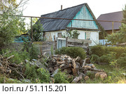 Деревянные чурки перед деревенским домом. Стоковое фото, фотограф Светлана Денисова / Фотобанк Лори