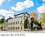 Улица Плющиха, дом 58, строение 1А. Солнечный весенний день.  Москва. Россия. Редакционное фото, фотограф E. O. / Фотобанк Лори