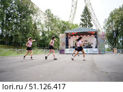 Девушки занимаются спортом в городе Руза в парке Городок. Редакционное фото, фотограф Диана Лукьянова / Фотобанк Лори
