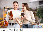 Women choose Spanish sweets in the store. Стоковое фото, фотограф Яков Филимонов / Фотобанк Лори