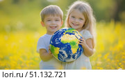 Двое детей с глобусом в поле желтых цветов / Two children holding a globe in a yellow flower field. Стоковое AI-видео, аниматор DeFusum / Фотобанк Лори