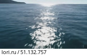Пролетая над сияющей поверхностью моря крупный план, переливающаяся вода в солнечных лучах, видео океан. Стоковое AI-видео, аниматор Денис Костров / Фотобанк Лори