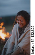 Warm evening by the campfire with a joyful woman wrapped in a blanket in the wilderness. Стоковое AI-видео, аниматор Сергей Толмачёв / Фотобанк Лори
