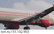 Air India aeroplane landing at Phuket Airport. Редакционное видео, видеограф Игорь Жоров / Фотобанк Лори