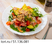 Plate of tasty salad with tuna, corn, tomatoes and arugula. Стоковое фото, фотограф Яков Филимонов / Фотобанк Лори