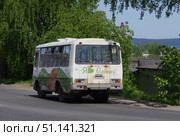 Автобус ПАЗ 9 маршрута на остановке "По требованию", улица Корабелов, город Петрозаводск, Республика Карелия (2021 год). Редакционное фото, фотограф Алексей Иванов / Фотобанк Лори