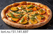 Bright vegan pizza with vegetables close-up. Стоковое AI-изображение, AI-художник Анна Никонорова / Фотобанк Лори