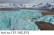 Witness breathtaking ice formations juxtaposed against majestic mountains in a winter landscape. Стоковое AI-видео, аниматор Данила Большаков / Фотобанк Лори