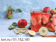 Mulled wine from Apple cider autumn drink . The concept of diet and weight loss. Apples help to cleanse the body and reduce weight. Healthy nutrition, detoxification of the body. Стоковое фото, фотограф Светлана Балынь / Фотобанк Лори