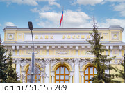 Фасад главного здания Центрального банка России с российским флагом на крыше. Главный эмиссионный и денежно-кредитный регулятор страны. Москва, Россия (2022 год). Редакционное фото, фотограф Ветерцовская Галина Валериевна / Фотобанк Лори