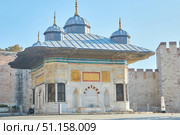 ISTANBUL, TURKEY - NOVEMBER 22, 2021: Sultan Ahmet Fountain in front of Topkapi Palace. Редакционное фото, фотограф Наталия Кирсанова / Фотобанк Лори