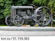 Санкт-Петербург. Памятник трактору "Фордзон-Путиловец". Редакционное фото, фотограф Александр Тарасенков / Фотобанк Лори