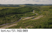Scenic river landscape with lush greenery and rolling hills in daylight. Стоковое видео, видеограф Гурьянов Андрей / Фотобанк Лори