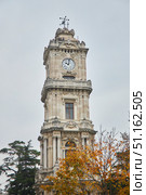 ISTANBUL, TURKEY - NOVEMBER 23, 2021: Clock tower at the entrance to the Dolmabahce Palace. Редакционное фото, фотограф Наталия Кирсанова / Фотобанк Лори