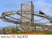 Спуск на скоростных  санях аттракциона Fast Coaster (Быстрые горки) на горе Кок Тюбе в Алма-Ате. Редакционное фото, фотограф Михаил Старшов / Фотобанк Лори