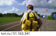 A first-grader boy goes to school with a backpack. Стоковое видео, видеограф Igor Skripachev / Фотобанк Лори