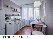 Светлая кухня с розовыми и фиолетовыми стенами. Стоковое фото, фотограф Ремизова Алла Сергеевна / Фотобанк Лори