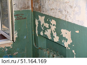 Убитый подъезд (2023 год). Стоковое фото, фотограф Алексей Дубинин / Фотобанк Лори