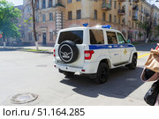 Автомобиль УАЗ Патриот военной автоинспекции с синей декоративной полосой, надписью и символикой. Волгоград, улица Мира, Россия. (2022 год). Редакционное фото, фотограф Андрей Цыганков / Фотобанк Лори