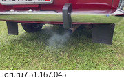 Видео с выхлопом из выхлопной трубы автомобиля "Москвич-412" на фестивале "АвтоЭкзотика 2025" в усадьбе Гребнево. Редакционное видео, видеограф Владимир Шипикин / Фотобанк Лори