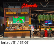 Кафе «Москва» в аэропорту Шереметьево. Еда перед вылетом. Редакционное фото, фотограф Мария Сергеева / Фотобанк Лори