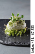 Delicate white chocolate mousse dome dusted with matcha, nestled on vibrant avocado cream, showcasing elegant gourmet culinary artistry. Стоковое AI-видео, аниматор Юрий Поздников / Фотобанк Лори