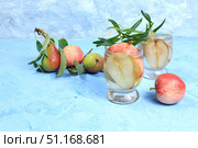 Apple and pear cider, juice or fruit drink and ingredients on a sunny table. The concept of diet and weight loss. Apples help cleanse the body and reduce weight. Healthy eating, body detoxification. Стоковое фото, фотограф Светлана Балынь / Фотобанк Лори