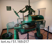 Машина, скручивающая и растирающая чайный лист (музей отеля Heritance Tea Factory на Шри-Ланке) Редакционное фото, фотограф Максим Гулячик / Фотобанк Лори