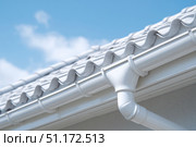Contemporary Gutter Installed on a Residential House Roof to Enhance Functionality. Clean well maintained rain gutter system. Roof architecture effectively. Polymer storm drainage. Home architectural. Стоковое AI-изображение, AI-художник Марина Демидюк / Фотобанк Лори