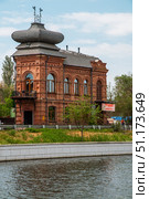 Старинный дом на Варвациевском канале в Астрахани после ремонта (2019 год). Редакционное фото, фотограф Павел Просянов / Фотобанк Лори